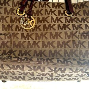 Michael Kors Jet Set Signature Handbag